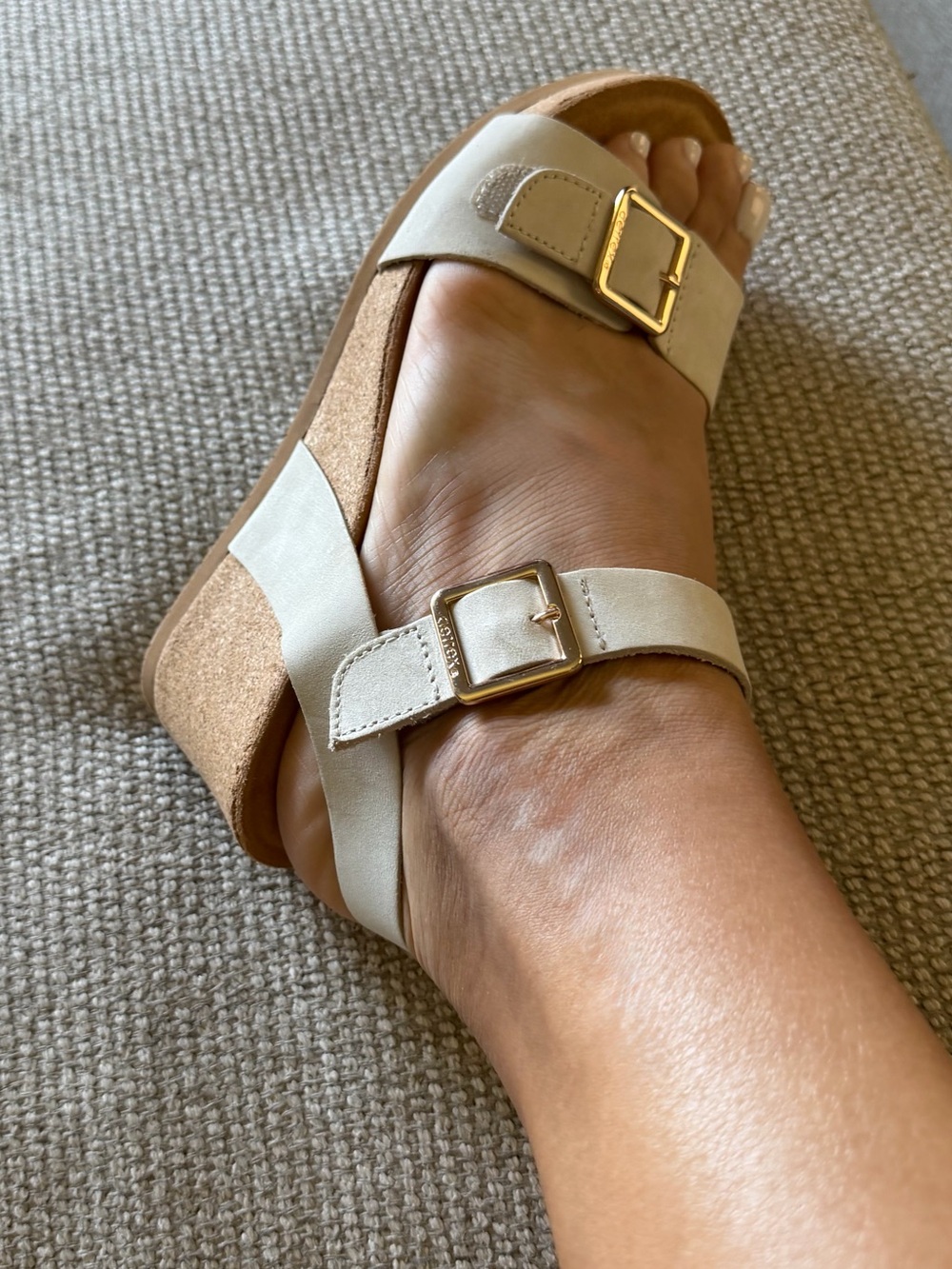 NWOT Aetrex Women’s Beige Wedge Sandals with Gold Buckles - Picture 4 of 5